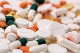 Vader (63) en zoon versturen kilo’s drugs naar buitenland: 25.000 xtc-pillen onderschept