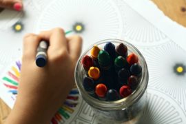 ‘Nederlandse kinderen tekenen pessimistisch over coronacrisis’