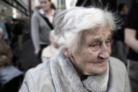 Minister: jaarlijks ouderen bezoeken om eenzaamheid op te sporen