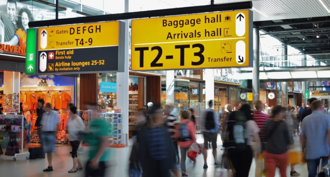 Arbeidsinspectie grijpt in bij bagageafhandelaars op Schiphol