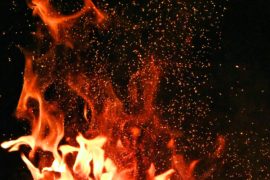 Gevangenisstraf en jeugddetentie geëist voor in brand steken van GGD-teststraat op Urk