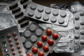 Minister Bruins wil transparantie van farmaceuten over medicijnenprijzen