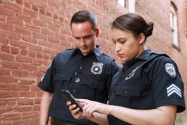 Als digitaal wijkagent niet meer op straat : voelen de bewoners zich nog verbonden met de politie?