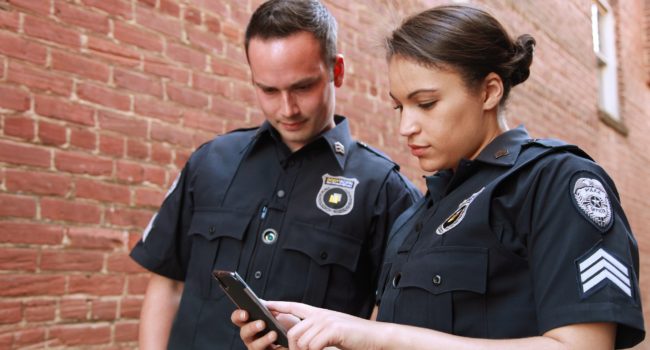 Als digitaal wijkagent niet meer op straat : voelen de bewoners zich nog verbonden met de politie?
