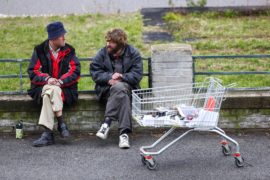 Steeds meer tentjes en slaapzakken rond Den Haag Centraal: wie zijn deze dakloze mensen?
