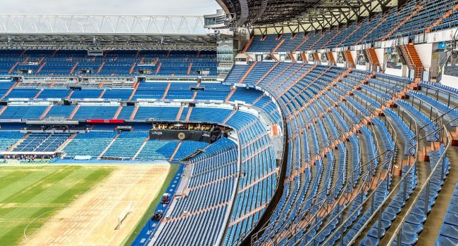 NEC-tribune had scheuren: wie controleert veiligheid van voetbalstadions?