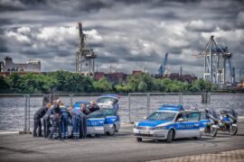 Grootschalige politieactie tegen extreem-rechts in Duitsland; massale invallen bij netwerk neonazi’s