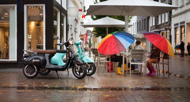 Den Haag weert nieuwe aanbieders van deelscooters vanwege parkeerhinder