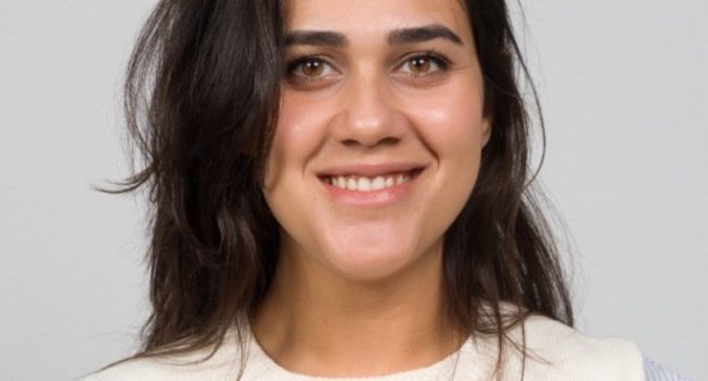 Gevlucht uit Afghanistan, nu viert ze haar vrijheid: ‘Alles wat ik doe is een ode aan Nederland’
