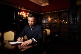 Medewerker rechtbank die gegevens zou doorverkopen ook verdacht van afpersing