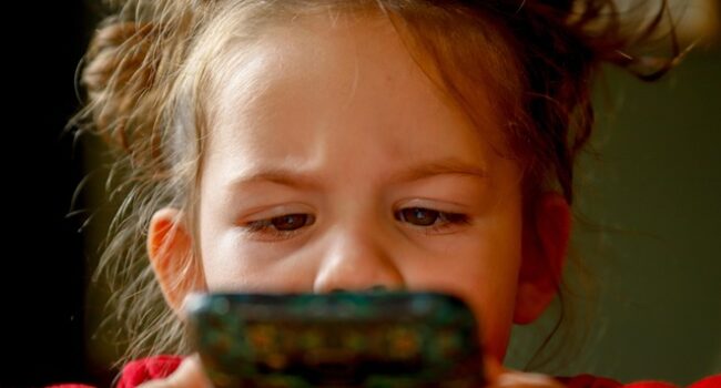 Praten met ouders over schermgebruik; een handreiking en gratis brochure